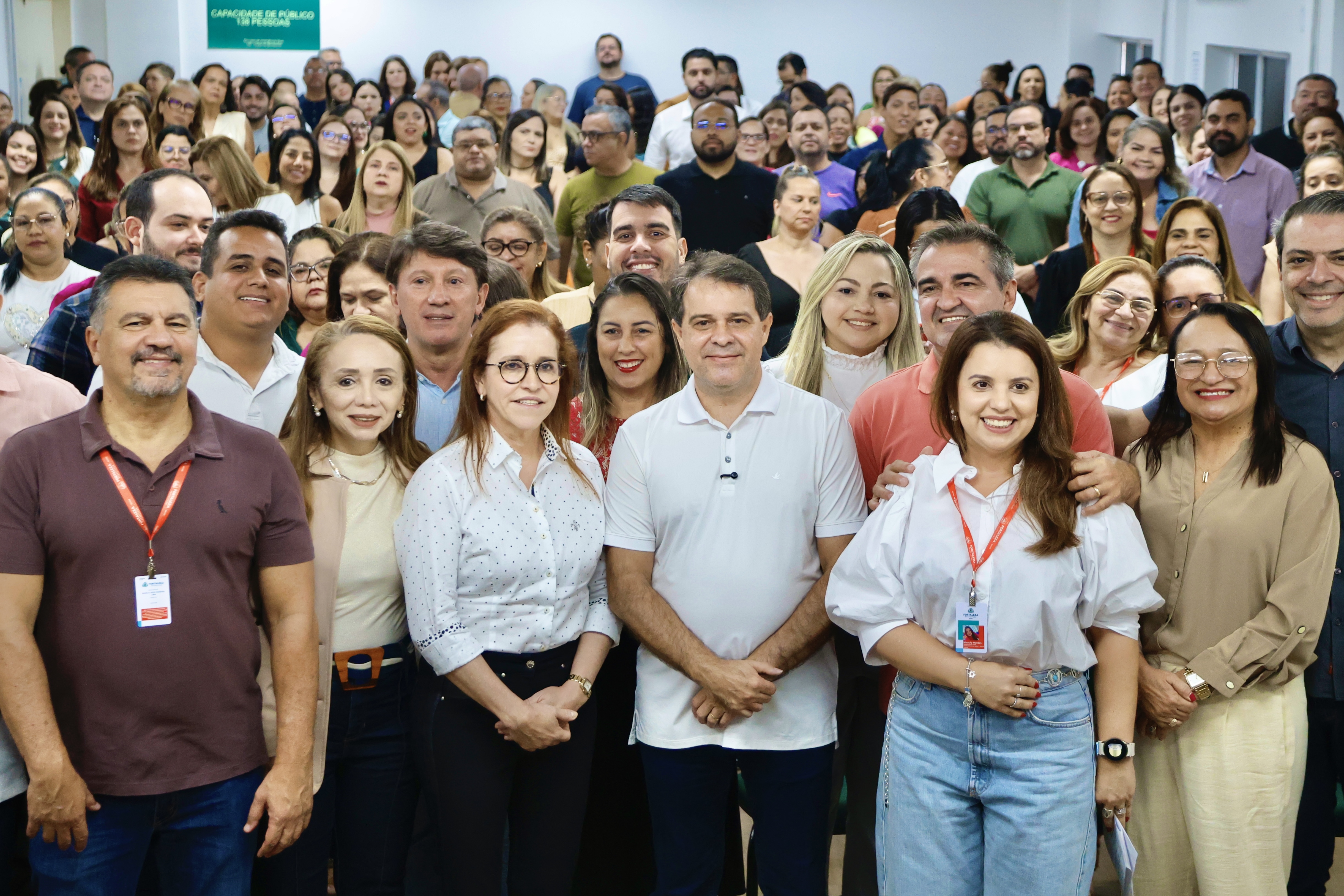 grupo de pessoas posa para a foto